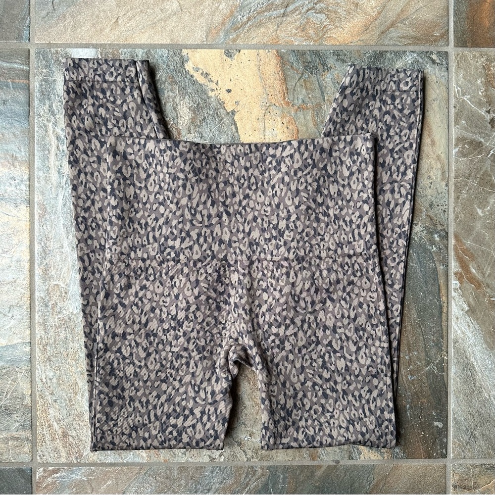 Spanx Look at Me Now Seamless Leggings Leopard Print Brown Tan Size Large - Picture 9 of 9